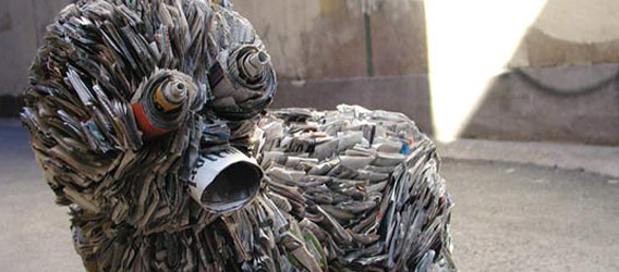 Esculturas e instalaciones de arte hechas de periódicos
